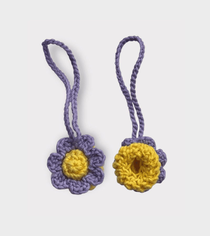 Airtag Keeper Charm Flor Morado y Amarillo